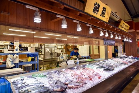 水揚げされたばかりの鮮魚